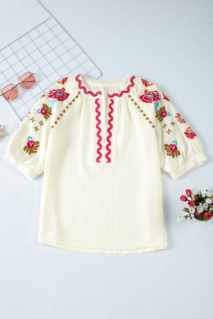 Beigefarbene Bluse mit floraler Stickerei und strukturierten Puffärmeln im Ricrac-Stil