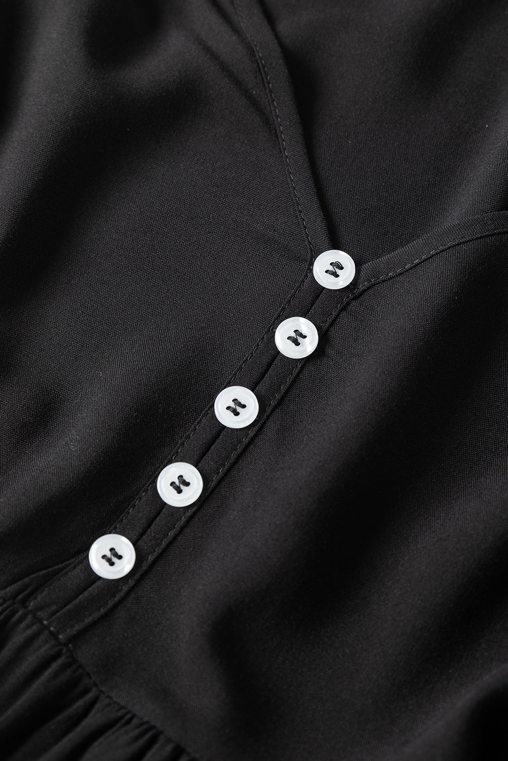 Schwarzes Minikleid aus Spitze mit Puffärmeln, Knöpfen und Rüschen