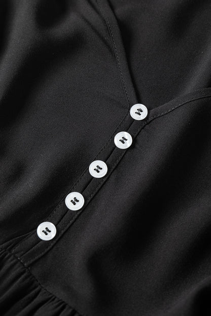 Schwarzes Minikleid aus Spitze mit Puffärmeln, Knöpfen und Rüschen