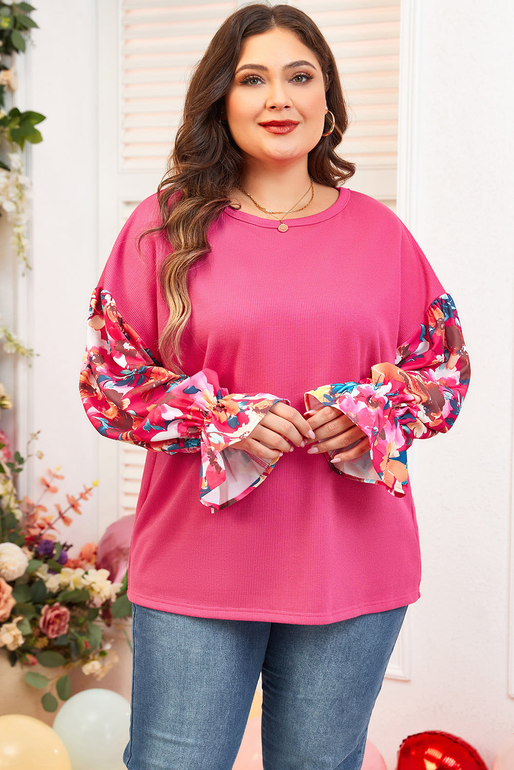 Hellrosa Rippstrick-Plus-Top mit Patchwork-Blumenmuster und Volantärmeln