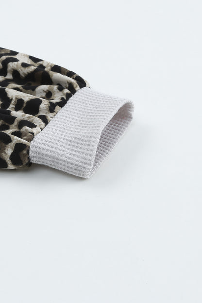 Feuerrotes, wildes Leoparden-Colorblock-Waffelstrick-Oberteil mit kontrastierenden Ärmeln