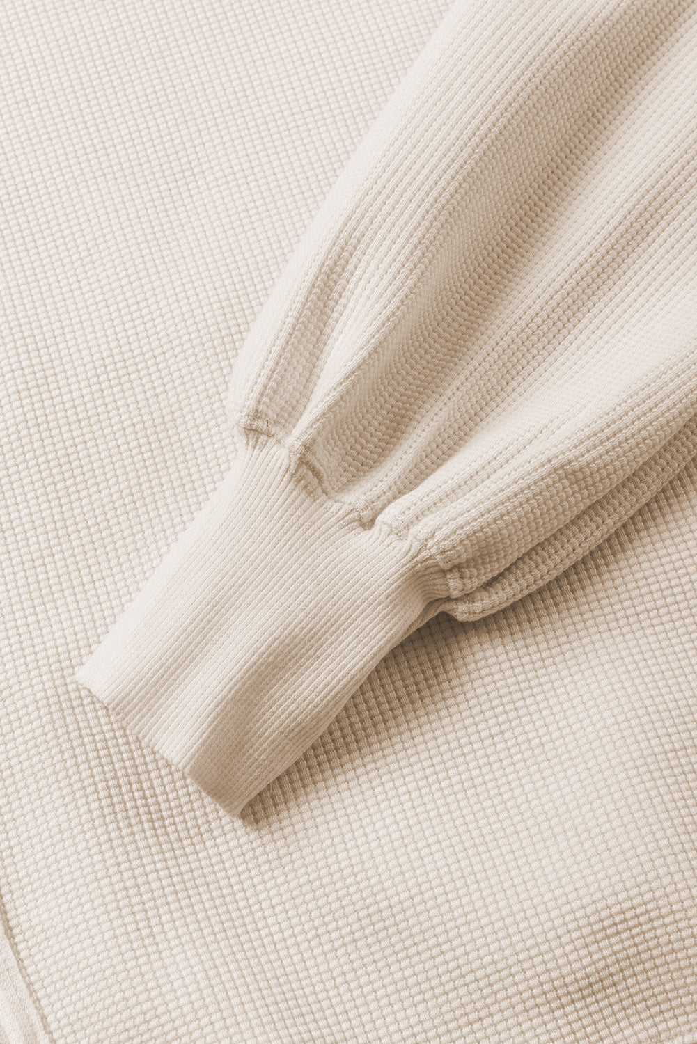 Weißes Oversize-Sweatshirt mit Waffelstrick und Bischofsärmeln