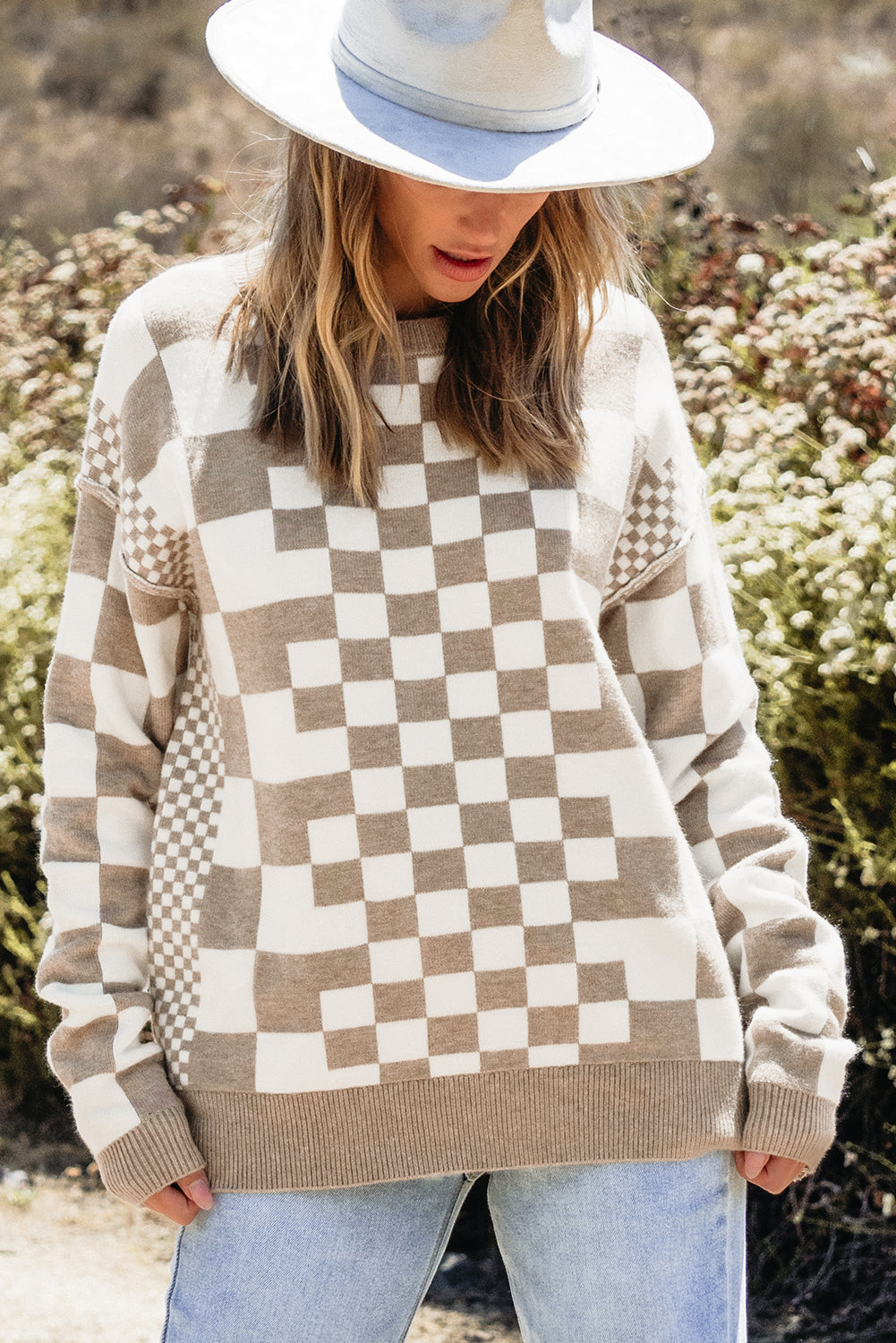 Khakifarbener Pullover mit Karomuster und überschnittener Schulterpartie und Rundhalsausschnitt