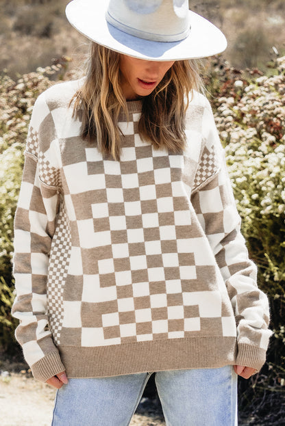 Khakifarbener Pullover mit Karomuster und überschnittener Schulterpartie und Rundhalsausschnitt