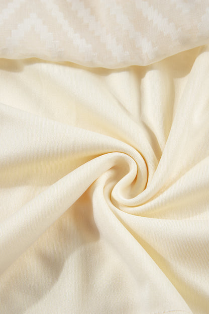 Aprikosenfarbenes Minikleid mit V-Ausschnitt, transparenten Puffärmeln und Knoten