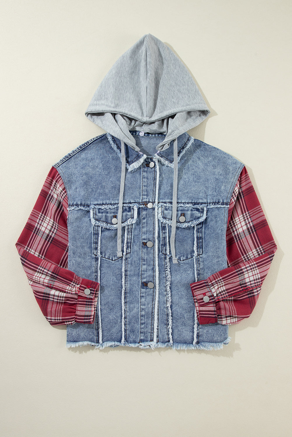 Beau Blue – Patchwork-Jeansjacke mit Kapuze und offenem Saum im Karomuster