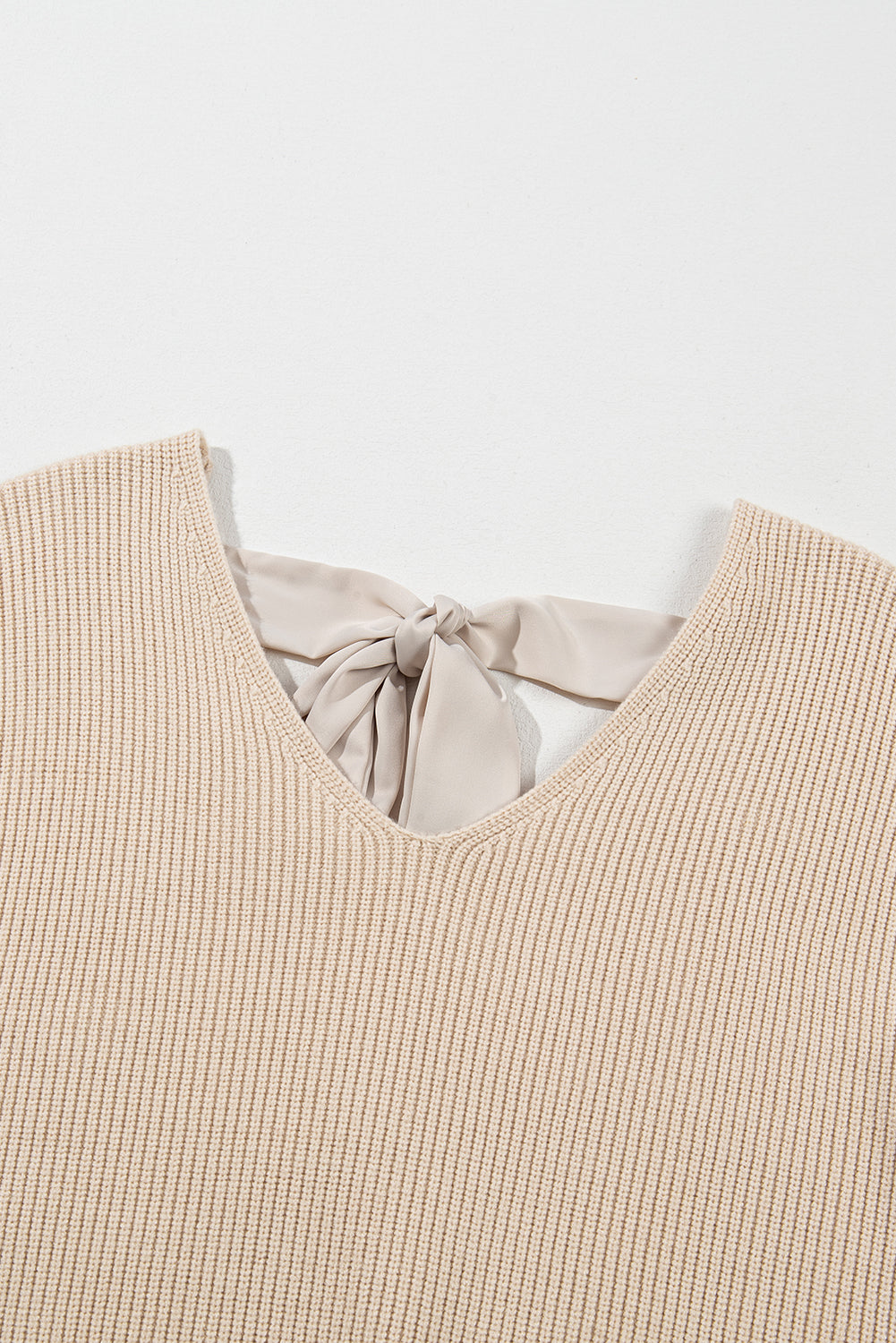 Aprikosenfarbener Pullover mit Laternenärmeln und V-Ausschnitt und Knoten hinten