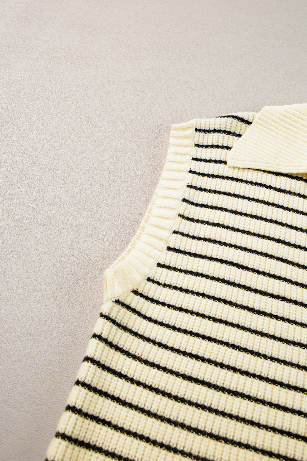 Beiges gestreiftes Umlege-Tanktop mit V-Ausschnitt