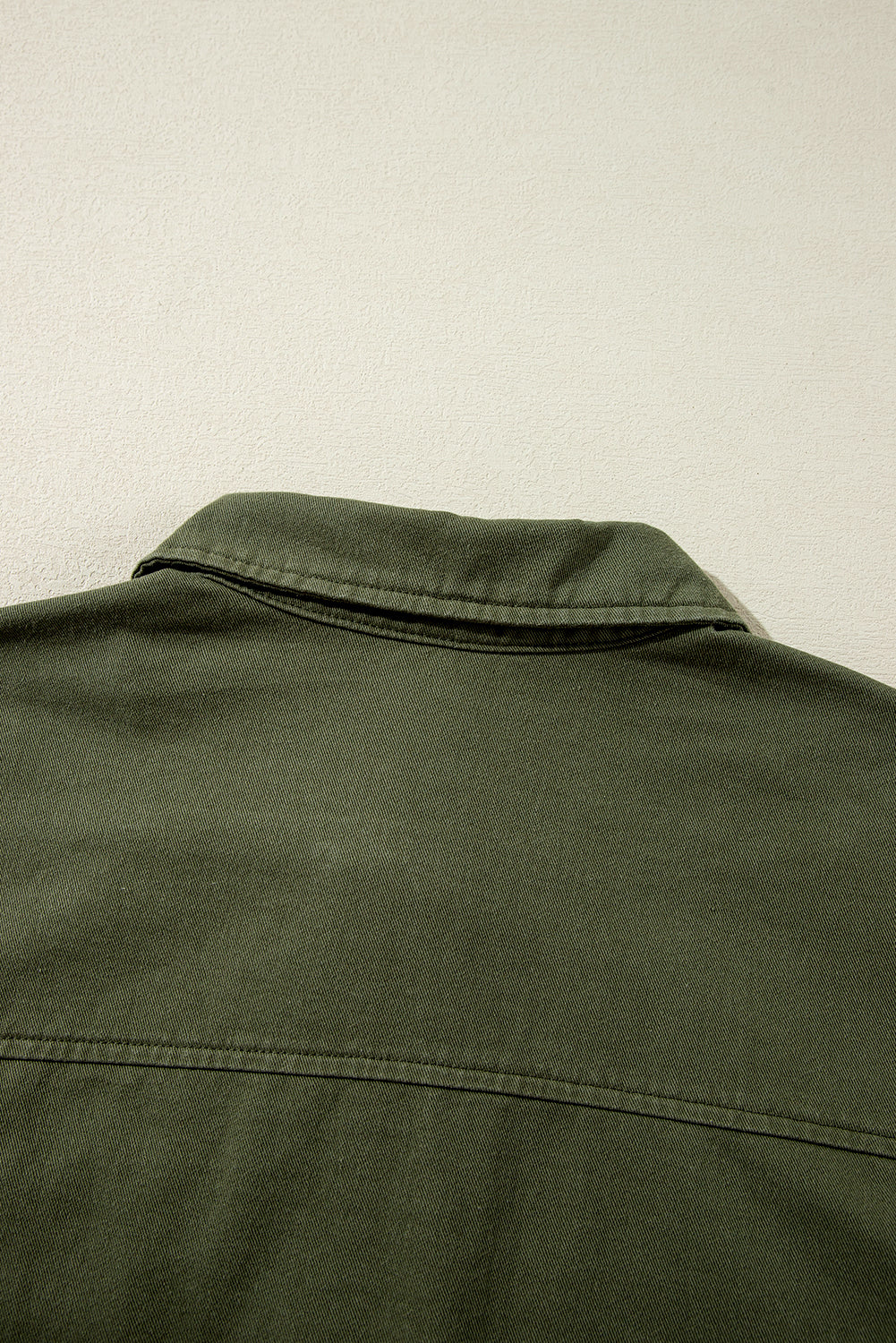 Moosgrüne Jacke mit Druckknopf-Reißverschluss und engem Taillenkragen