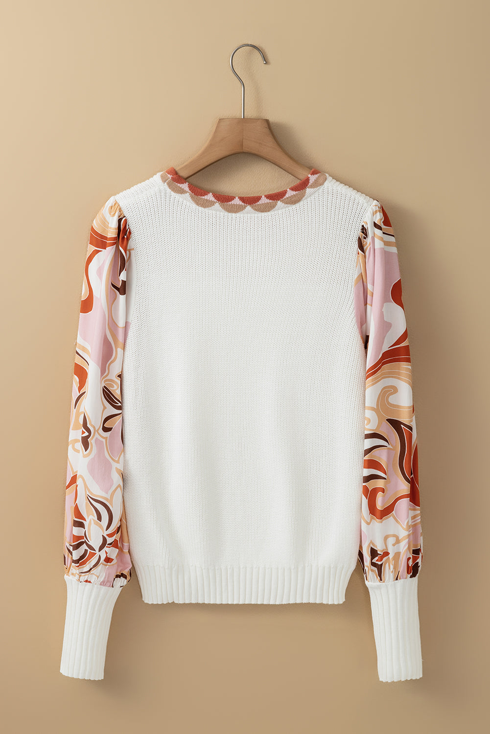 Weißer Pullover mit Blumenaufnähern und Bischofsärmeln