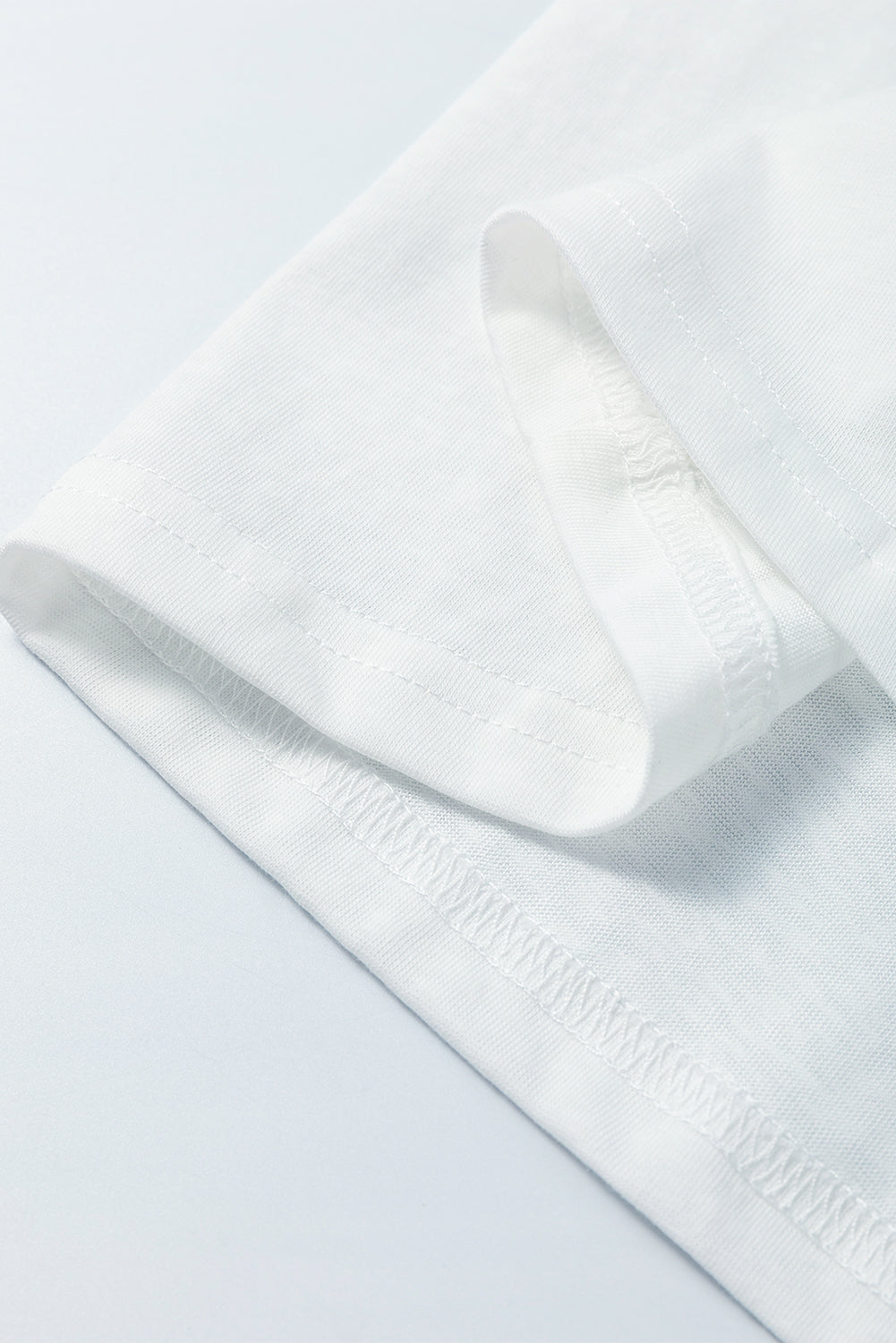 Weißes Top mit Rundhalsausschnitt und Patchwork-Ärmeln im Tropenblatt-Print