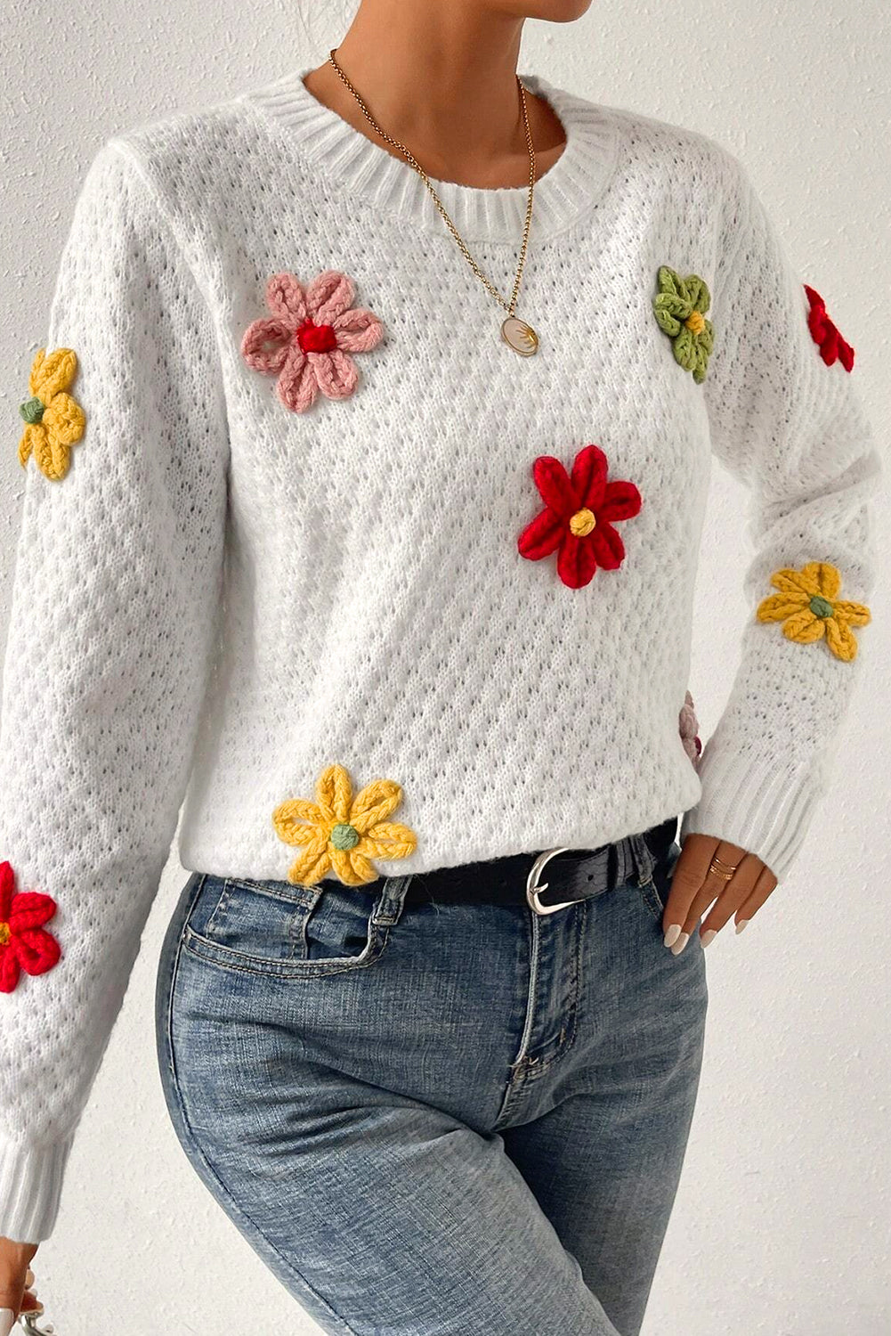 Weißer Strickpullover mit bunter Blumenapplikation