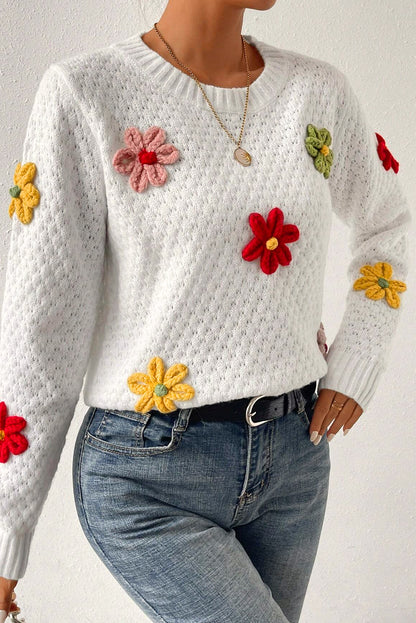 Weißer Strickpullover mit bunter Blumenapplikation