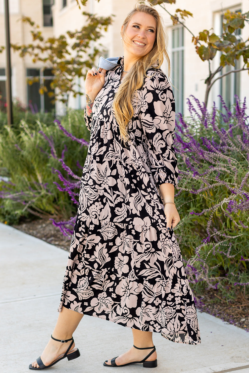 Schwarzes Maxikleid mit Blumenmuster und Kragen in Übergröße