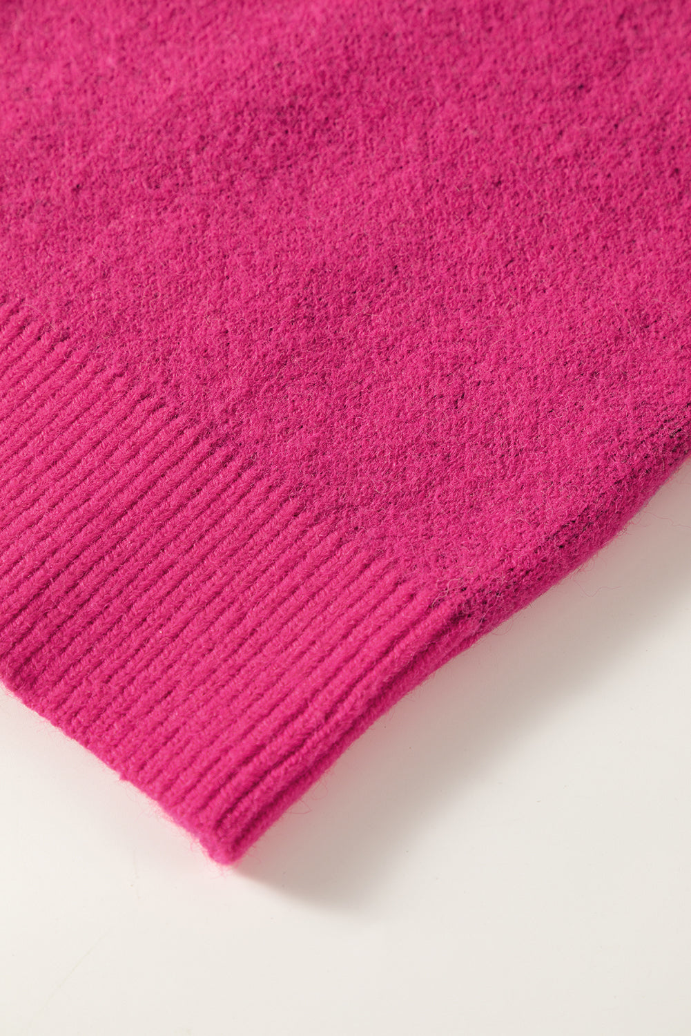 Rosaroter, lässiger Strickpullover mit wildem Tiermuster