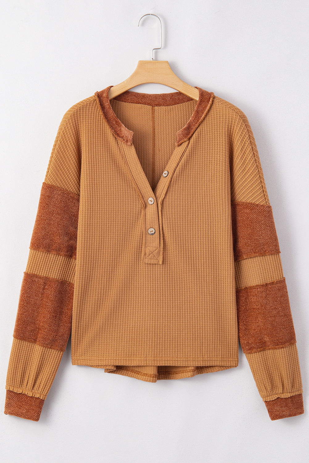 Orangefarbenes Henley-Oberteil aus Waffelstrick mit kontrastierenden Flicken und sichtbaren Nähten