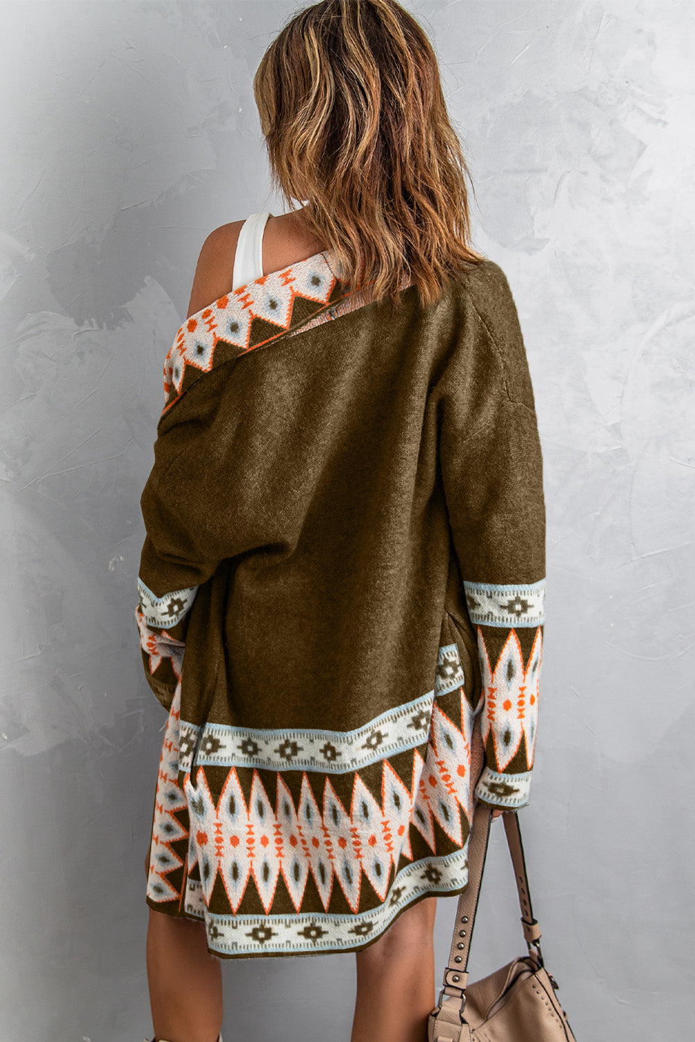 Braune Strickjacke mit offenem Vorderteil und Aztekenmuster