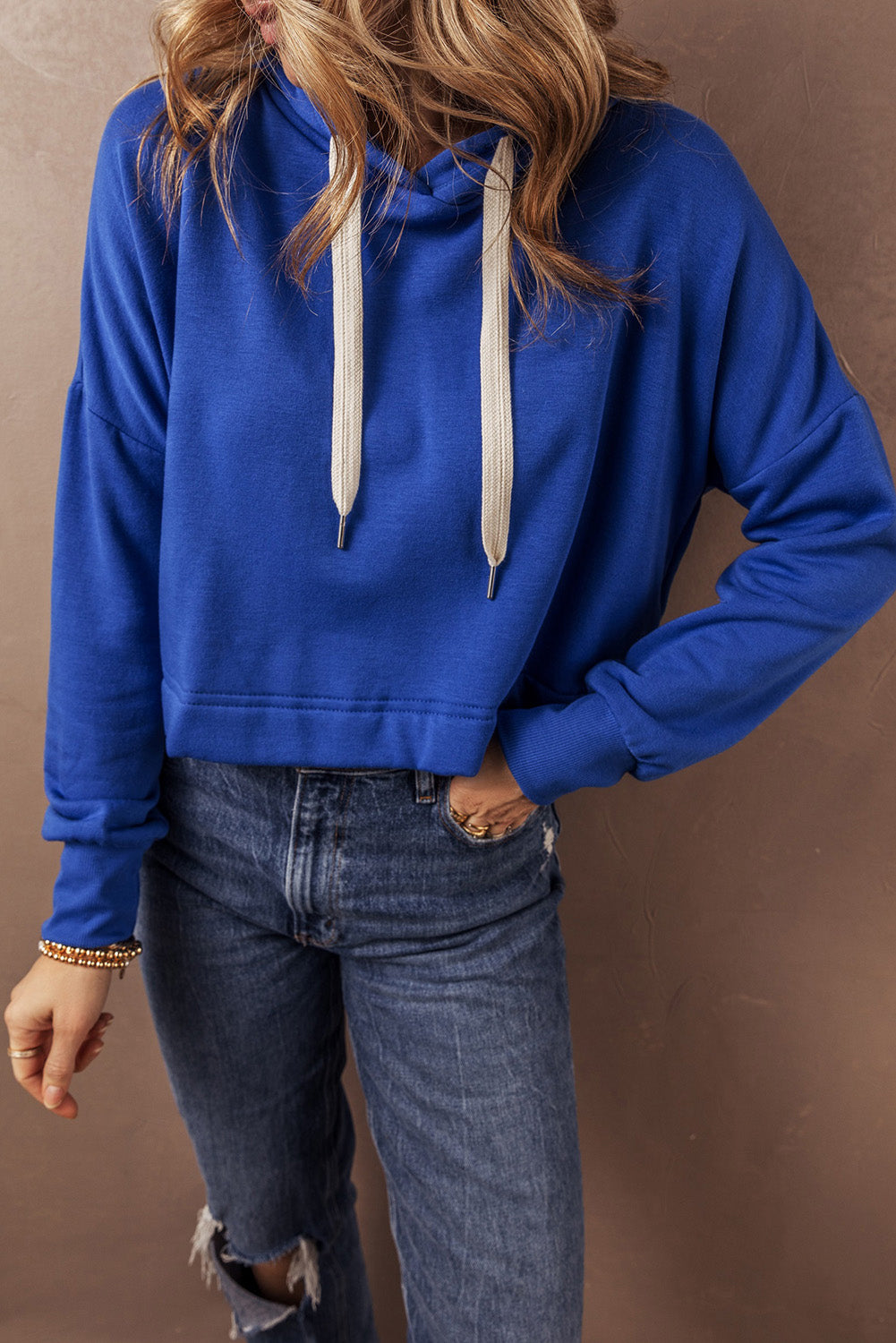 Dunkelblauer, einfarbiger, kurzer Hoodie mit überschnittener Schulterpartie und Kordelzug