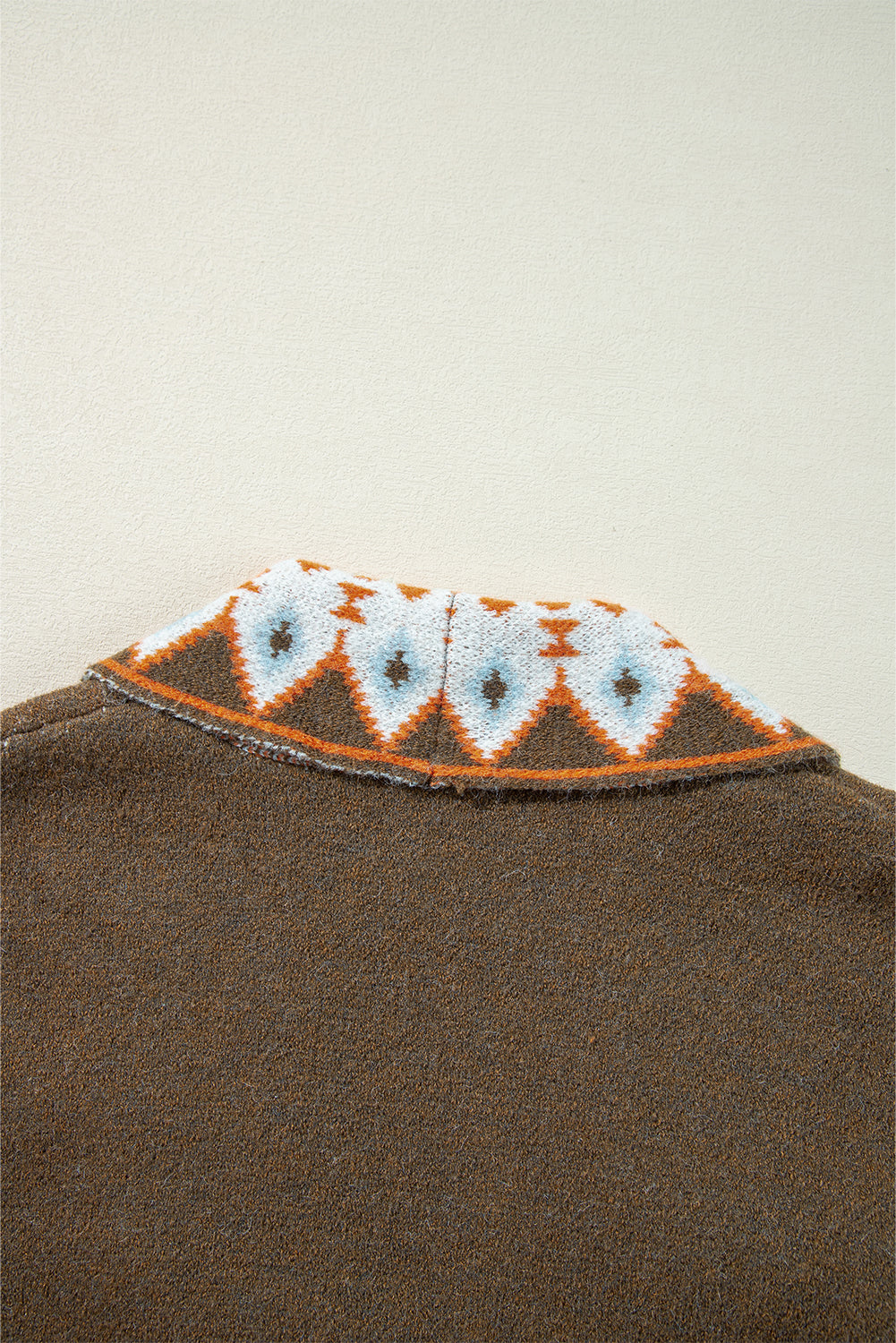 Braune Strickjacke mit offenem Vorderteil und Aztekenmuster