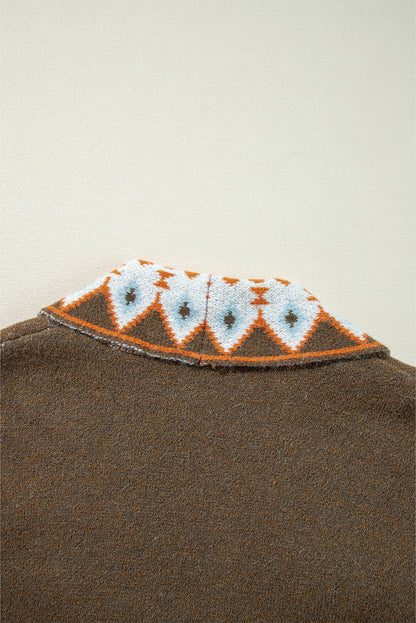 Braune Strickjacke mit offenem Vorderteil und Aztekenmuster