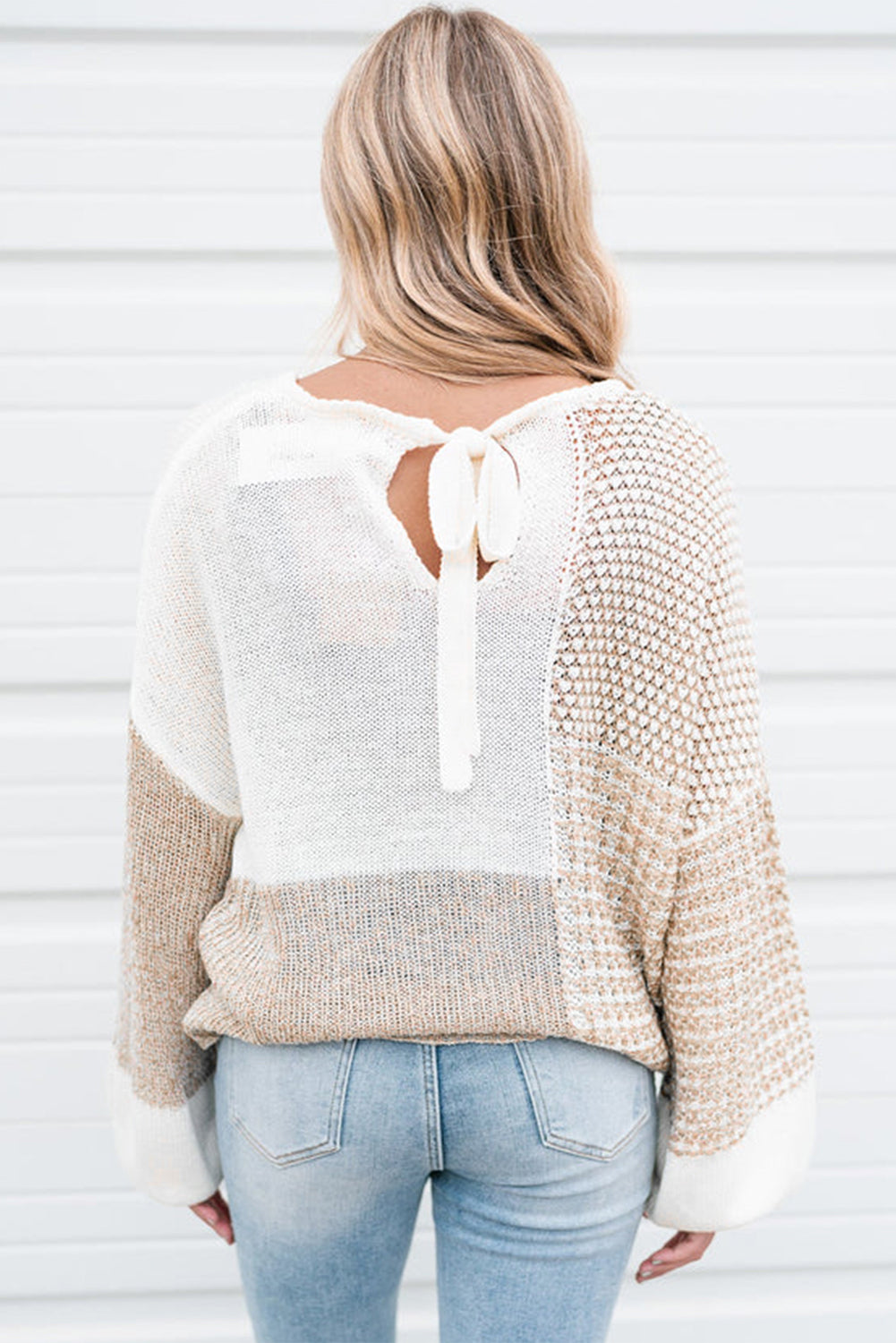 Haferflockenfarbener Strickpullover mit gemischtem Muster und Schlüssellochausschnitt und überschnittener Schulter