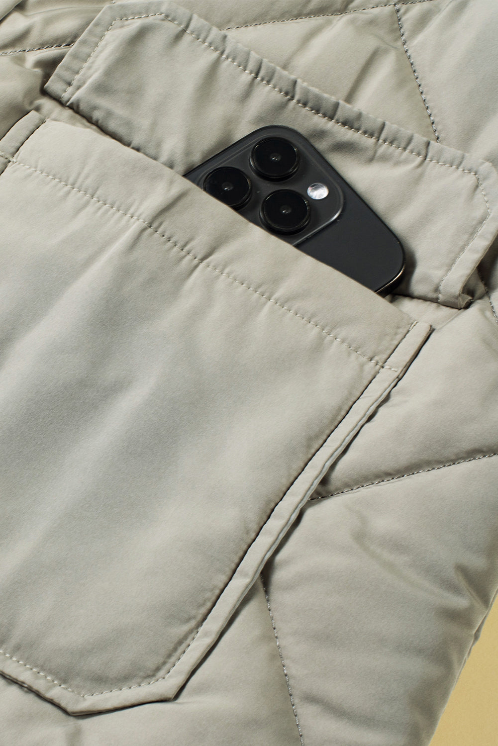 Grasgrüne, gesteppte, lange Weste mit Taschen