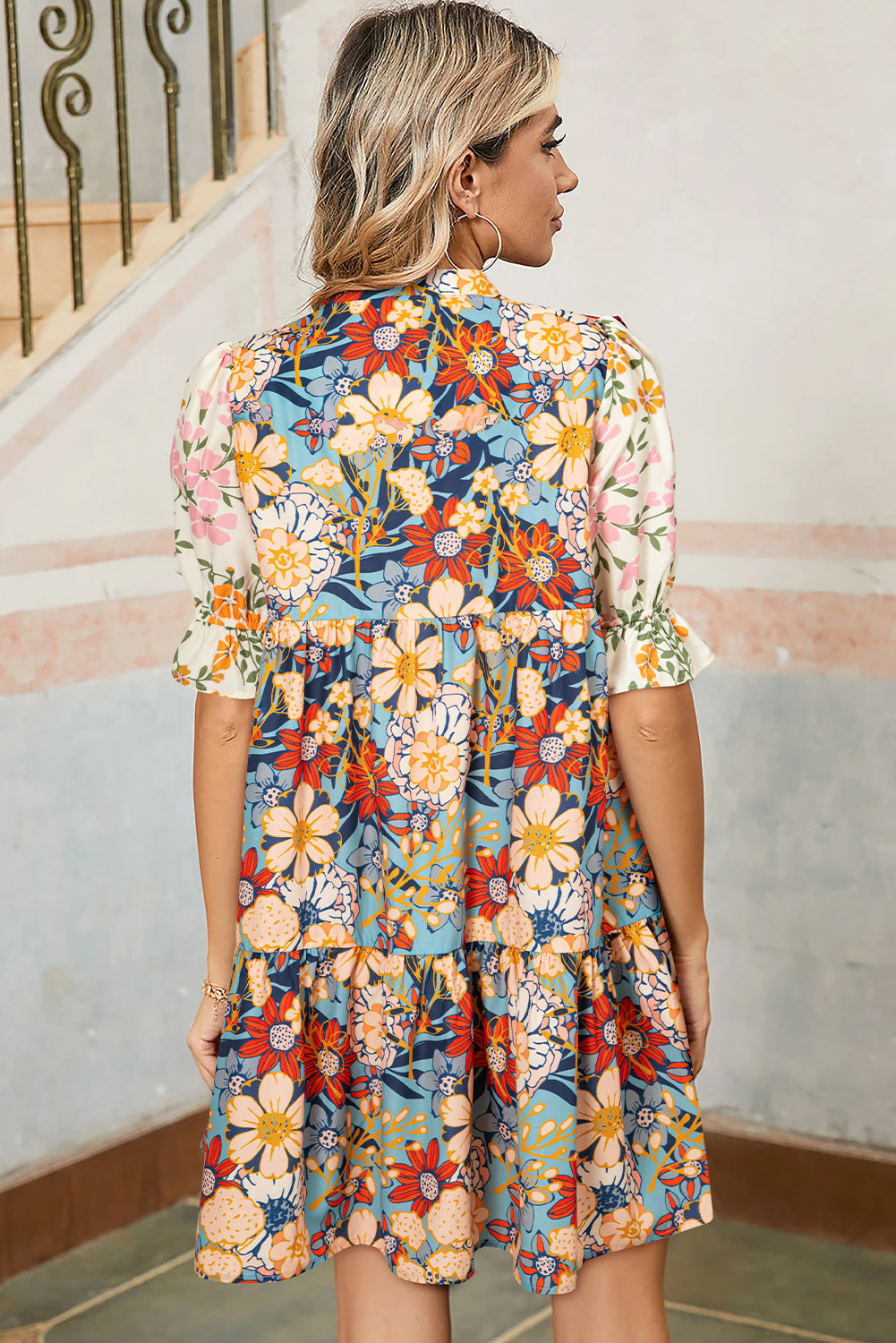 Mehrfarbiges, lockeres Minikleid mit Häkel-Patchwork und V-Ausschnitt im Boho-Stil