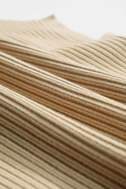 Haferflockenfarbener Rippstrickpullover mit aufgesetzten Taschen und kurzen Ärmeln