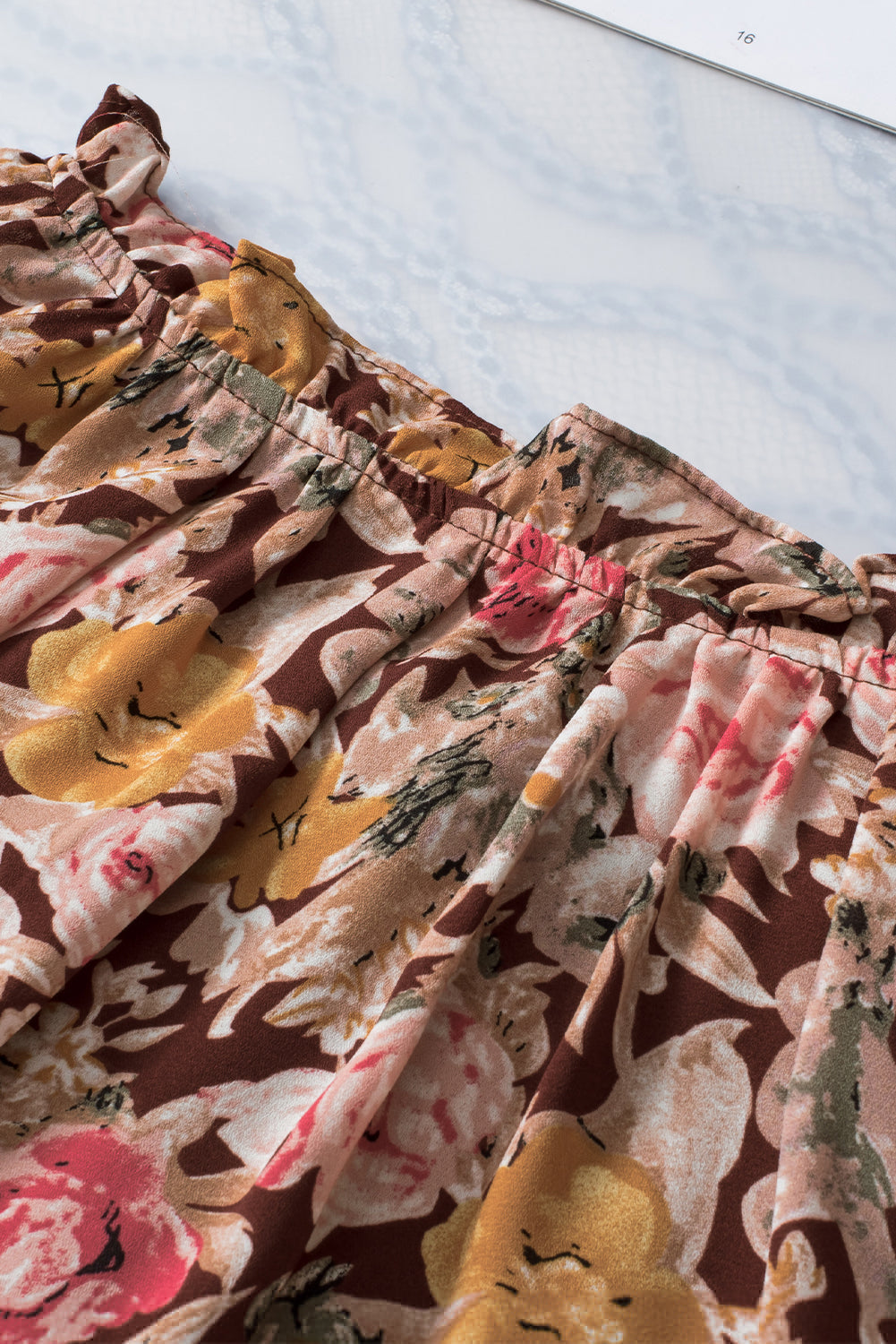 Rosa Bluse mit Blumenmuster und Ballonsaum und Schlitz am Ausschnitt