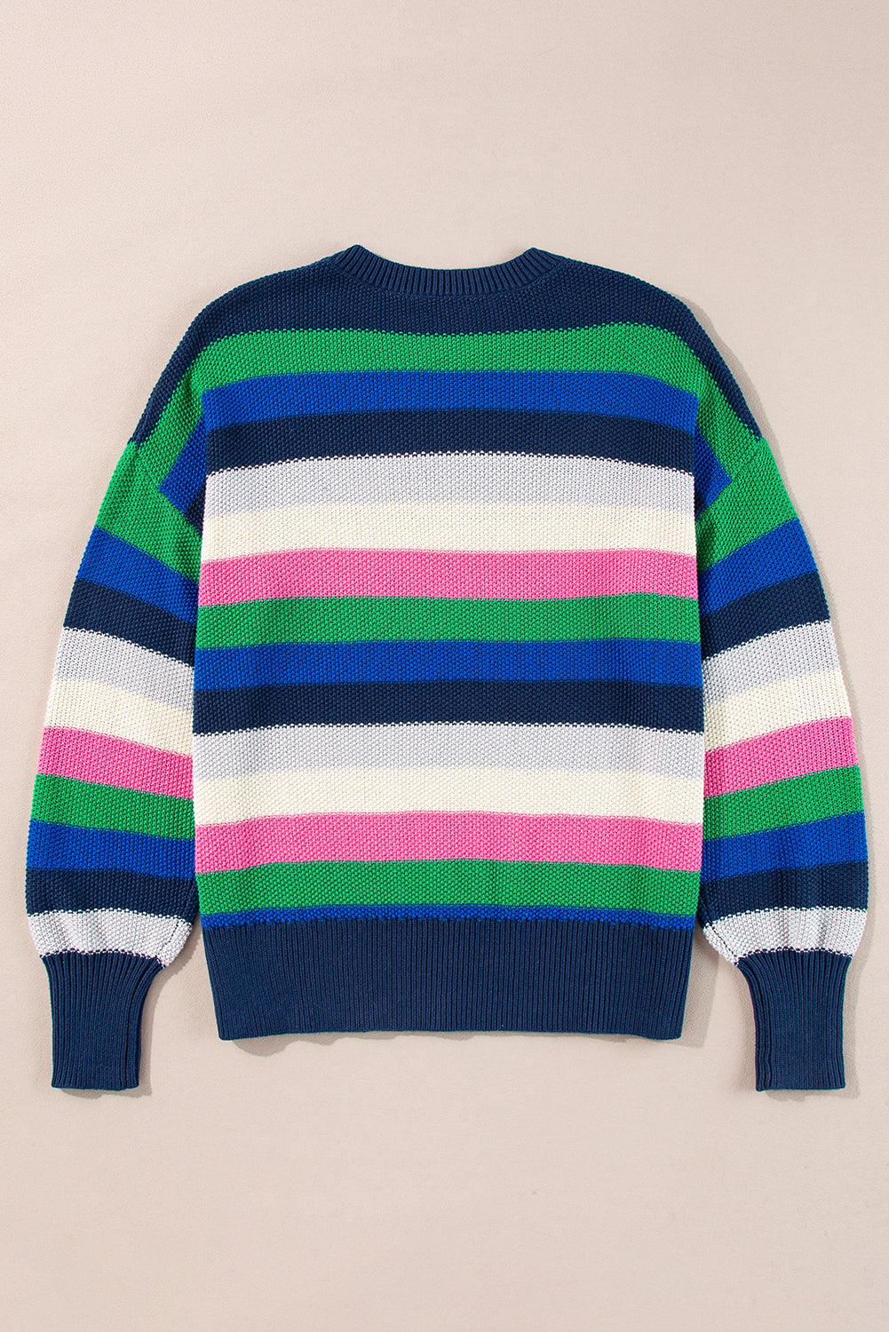 Hellgrüner Pullover mit Regenbogenstreifen und Rundhalsausschnitt und überschnittenen Schultern