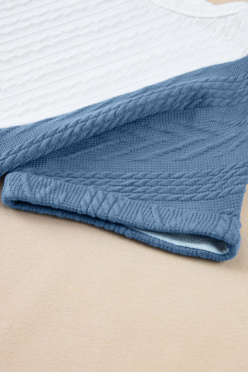 Hellblaues, strukturiertes T-Shirt mit Farbblock und lockerer Passform
