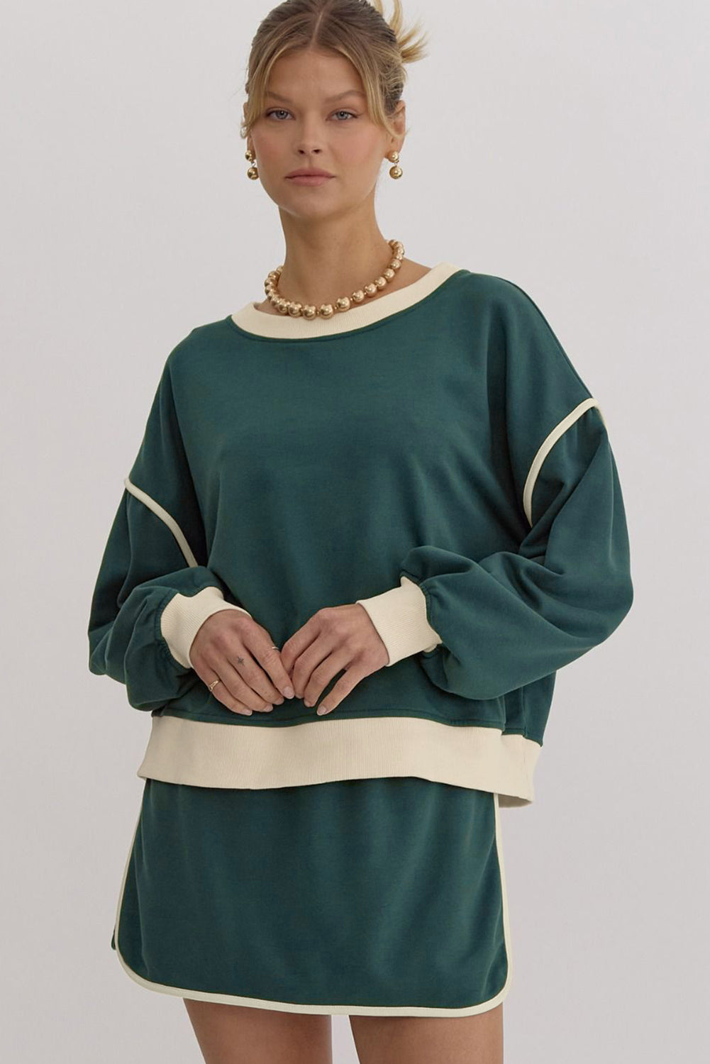 Evergreen Set mit lockerem Pullover in Kontrastfarbe und Skort mit Schnürung in der Taille