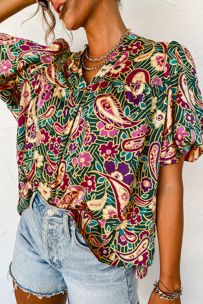 Grüne Paisley-Bluse mit V-Ausschnitt und kurzen Puffärmeln