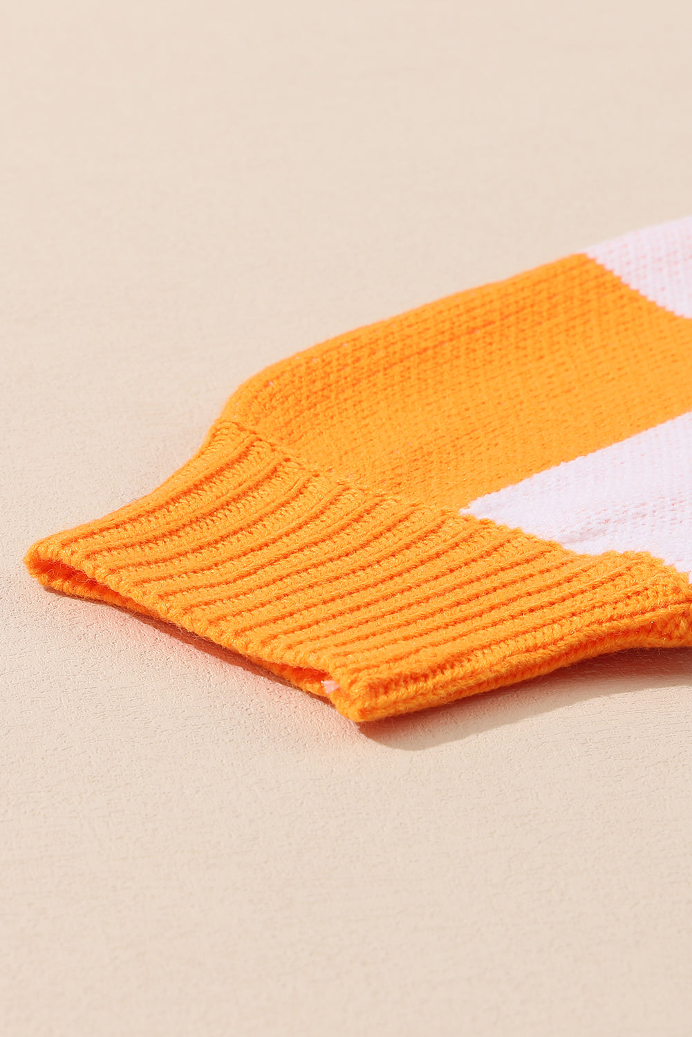 Orange karierter Pullover mit Bischofsärmeln