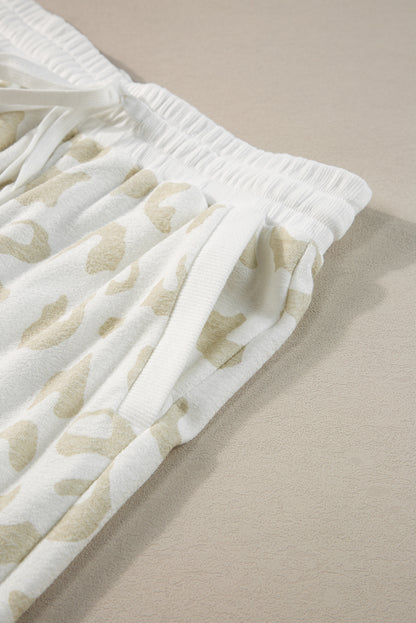 Lounge-Set aus weißem Pullover mit Leopardenmuster und Hose mit Kordelzug