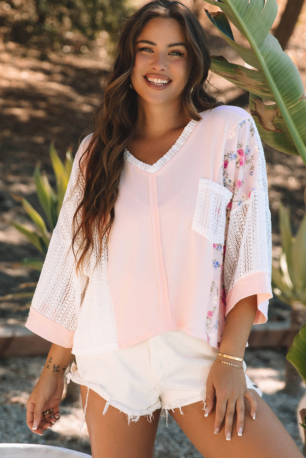 Zarte Bluse mit floraler Spitze und Häkel-Patchwork-Fledermausärmeln