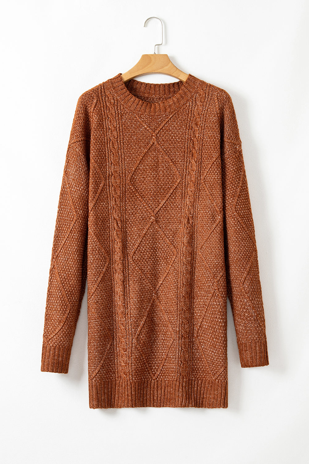 Kaffeebraunes, locker sitzendes Pulloverkleid mit Zopfmuster und überschnittener Schulter