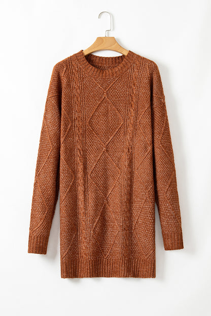 Kaffeebraunes, locker sitzendes Pulloverkleid mit Zopfmuster und überschnittener Schulter