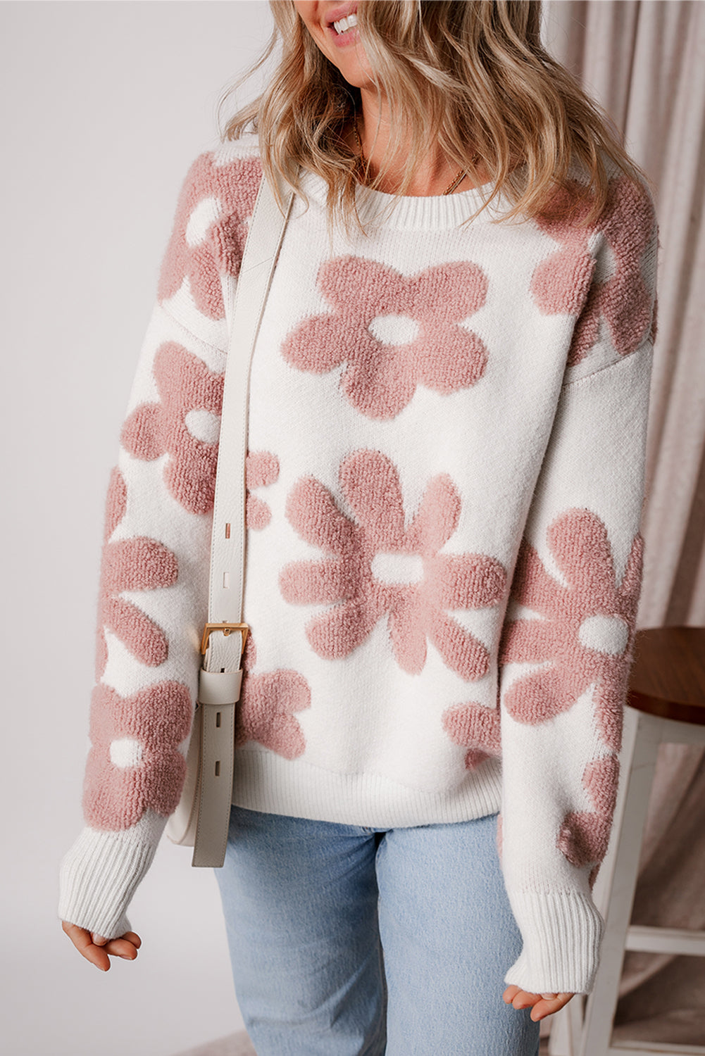 Weißer, strukturierter Pullover mit Blumenmuster und überschnittener Schulter