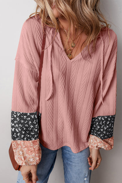 Altrosa Bluse mit V-Ausschnitt und floralem Patchwork-Muster und Kordelzug