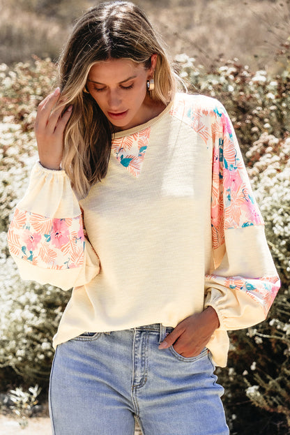 Aprikosenfarbene Bluse mit strukturiertem Patchwork und Ballonärmeln
