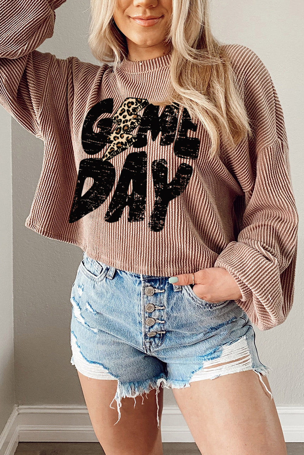 Khakifarbenes, kurzes Stricktop mit Grafik „Game Day“