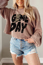 Khakifarbenes, kurzes Stricktop mit Grafik „Game Day“