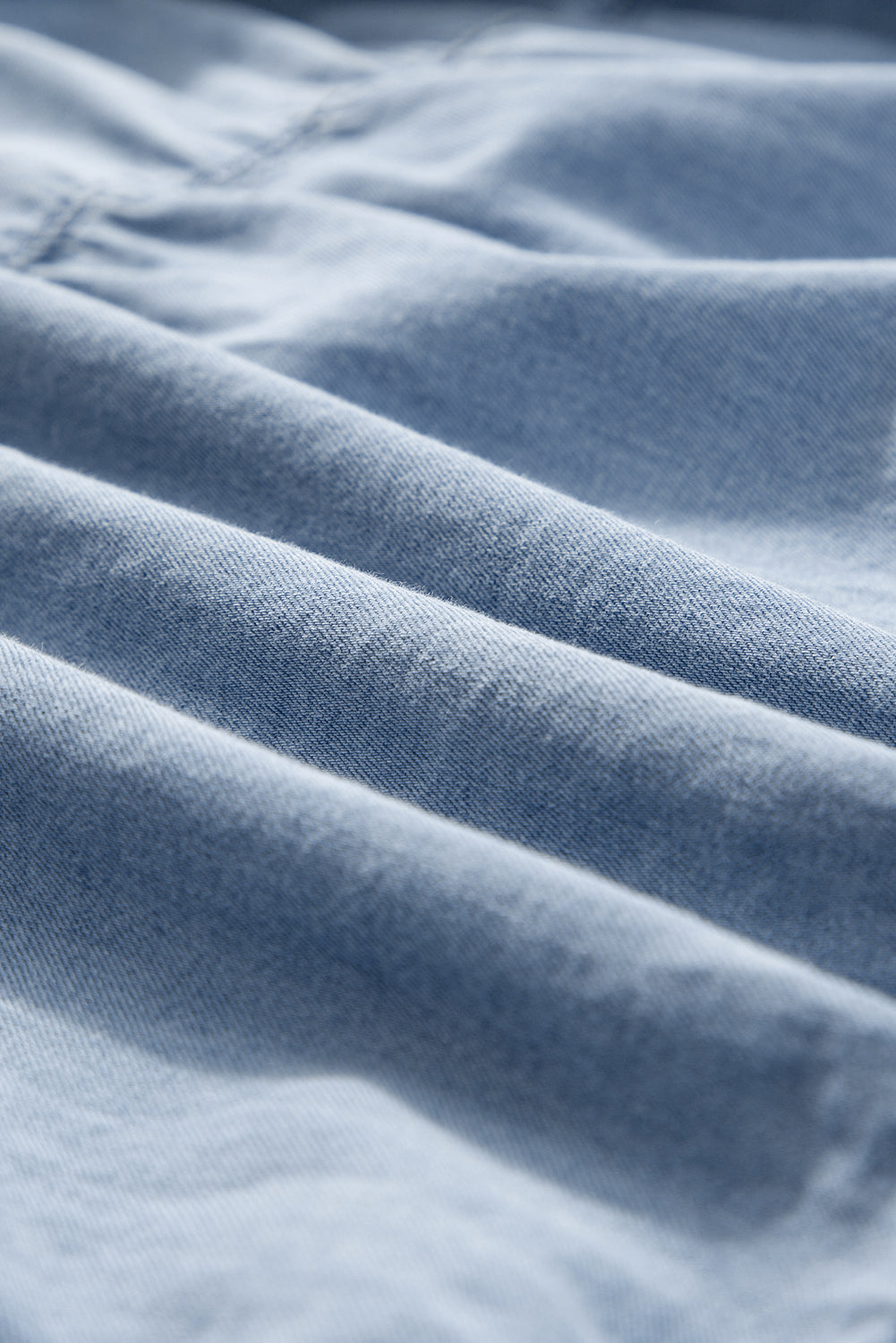 Beau Blue – Gestuftes Jeanskleid in A-Linie mit Rüschen und kurzen Ärmeln