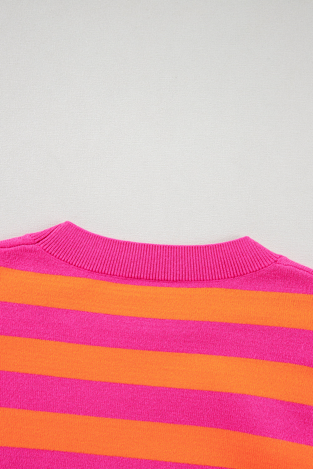 Pullover mit Rundhalsausschnitt und rosa Streifen