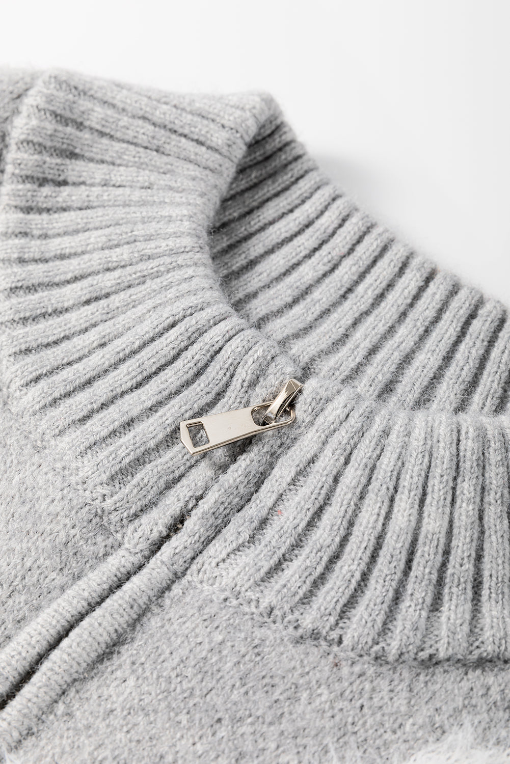Grauer Pullover mit halbem Reißverschluss und Blumenmuster in Übergröße