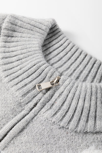 Grauer Pullover mit halbem Reißverschluss und Blumenmuster in Übergröße