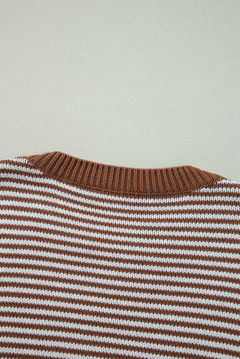 Braun gestreifter Pullover mit geometrisch strukturierter, überschnittener Schulter