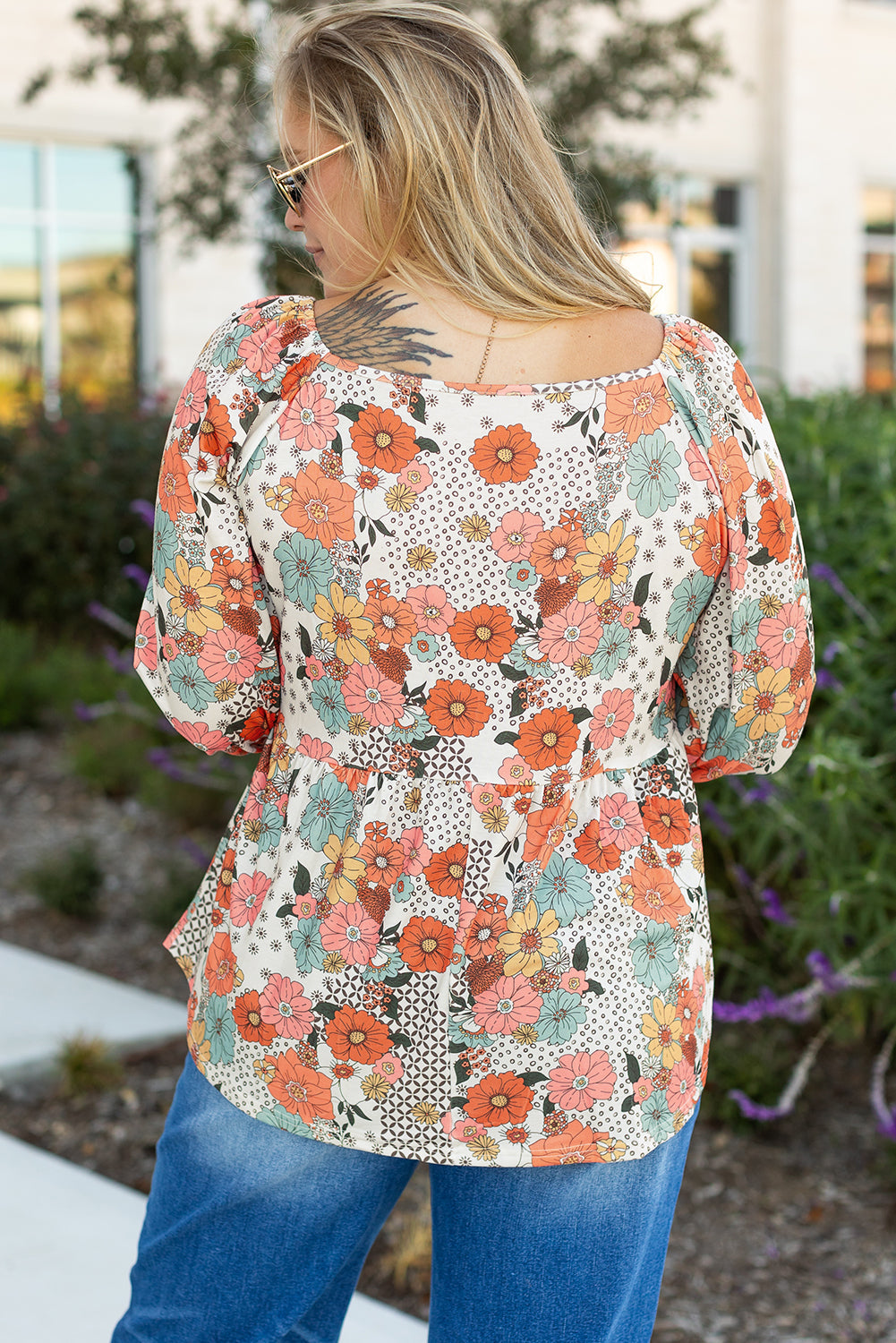 Khakifarbene Bluse mit Schößchen und Blumenmuster in Übergröße mit quadratischem Ausschnitt