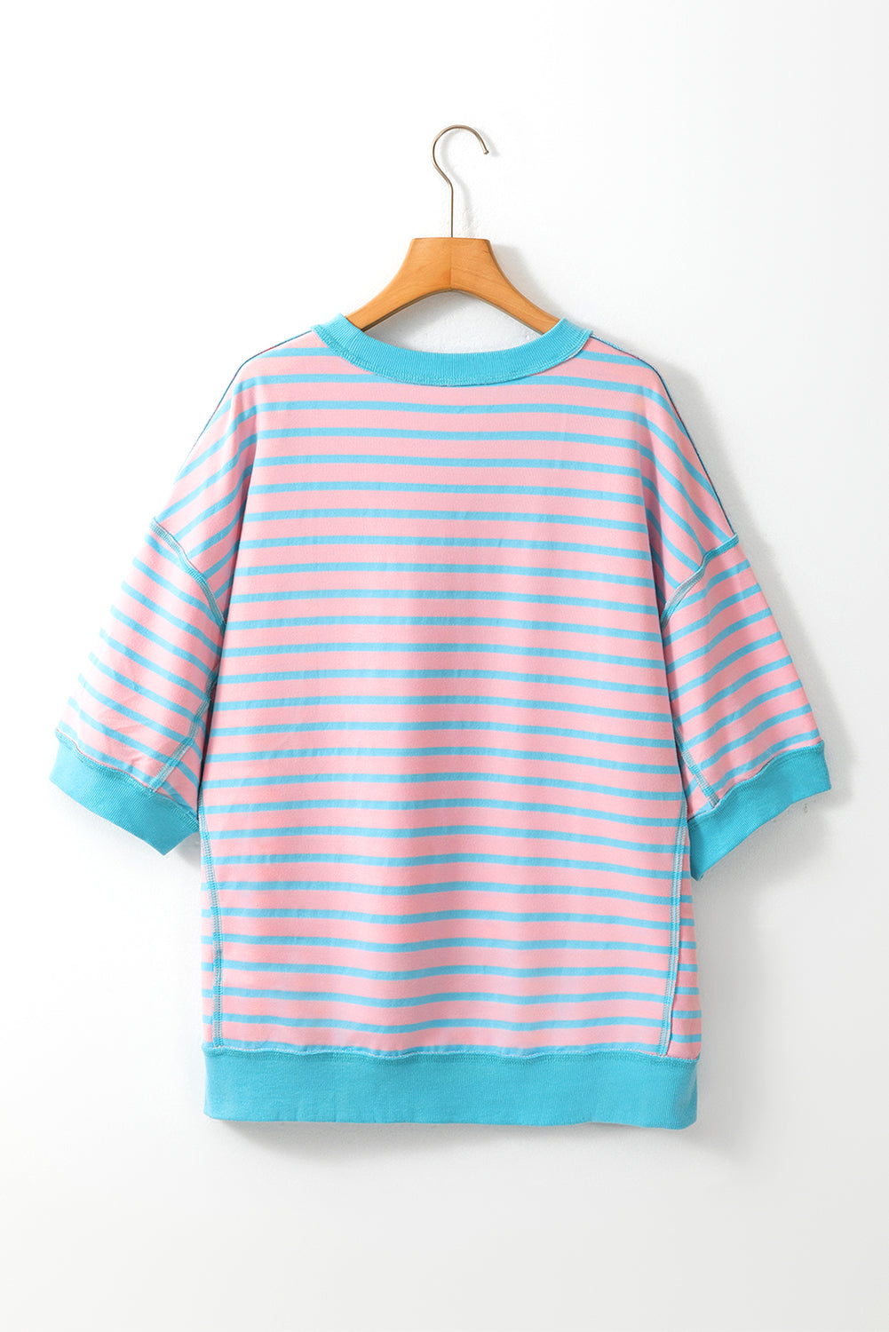 Rosa gestreiftes Oversize-T-Shirt mit Kontrastbesatz und sichtbaren Nähten, High Low